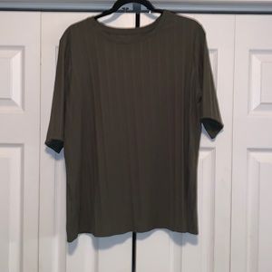 Woman’s Nine West XXL ribbed shirt.